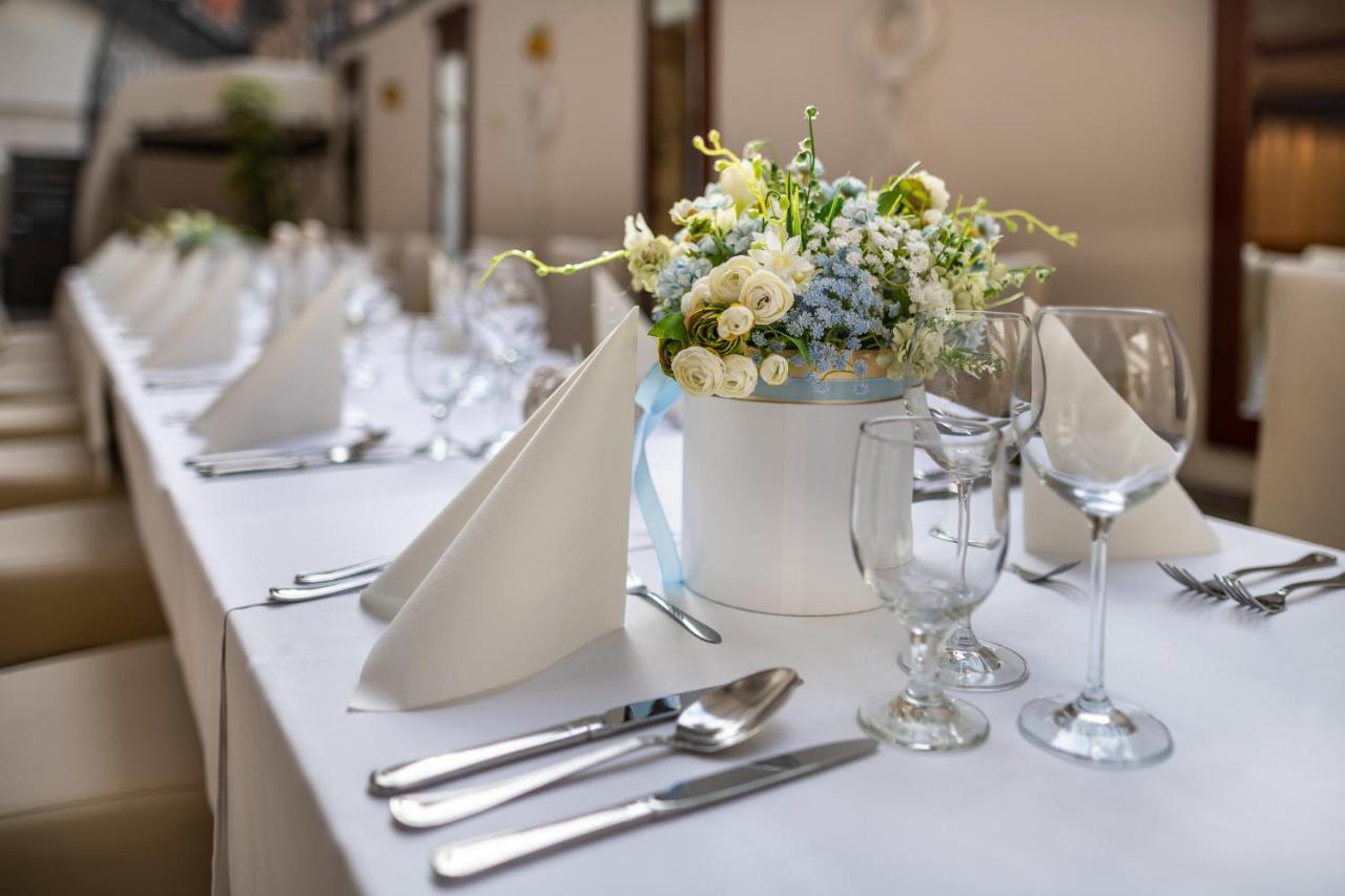 Hotel Grodek Krakow Ngoại thất bức ảnh A table set for a wedding reception