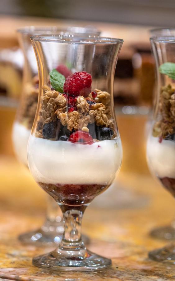 Hotel Grodek Krakow Ngoại thất bức ảnh A parfait with granola and fruit