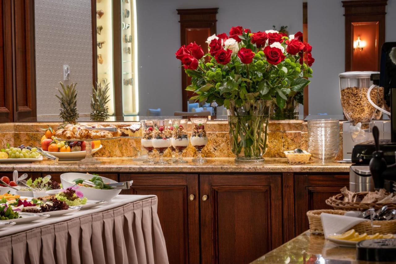 Hotel Grodek Krakow Ngoại thất bức ảnh A buffet at a hotel