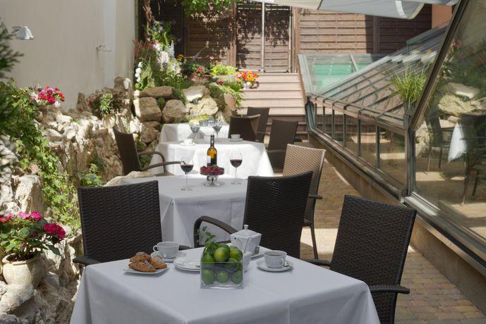Hotel Grodek Krakow Ngoại thất bức ảnh The hotel's garden