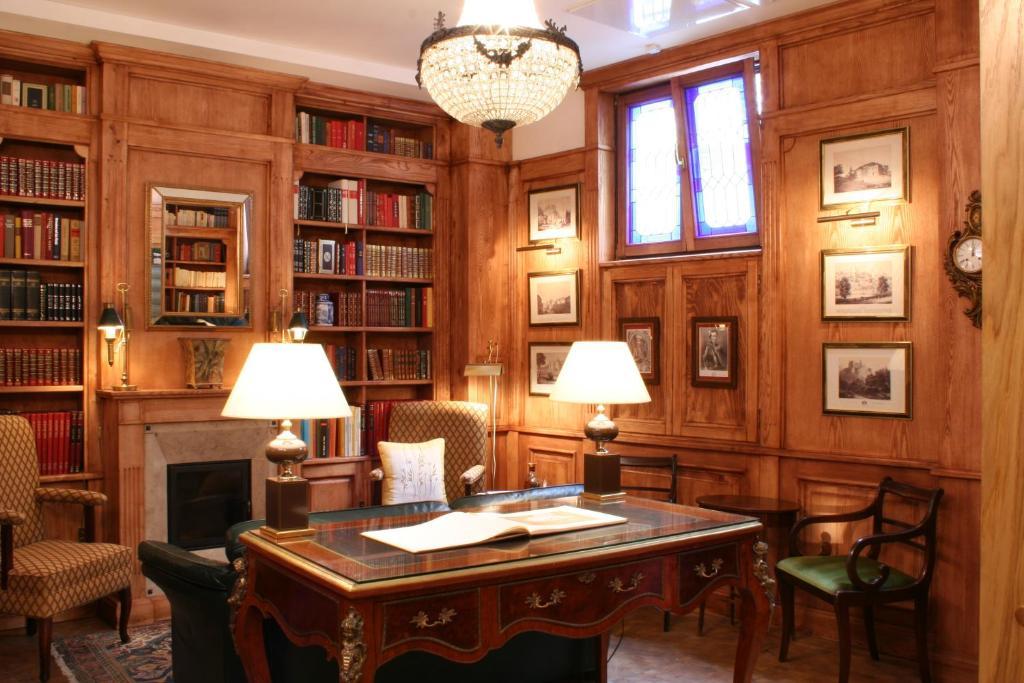 Hotel Grodek Krakow Ngoại thất bức ảnh The study of the Duke of Westminster at the London Library